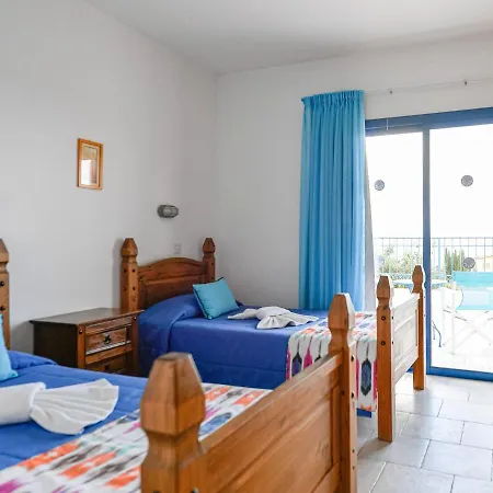 In Sleeps 6 Includes Swimming Pool Air Con And Wifi 1 6 7 Villa Peyia