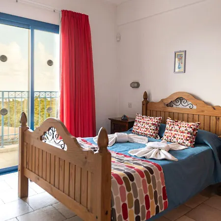 In Sleeps 6 Includes Swimming Pool Air Con And Wifi 1 6 7 *