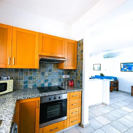 Vilă In Sleeps 6 Includes Swimming Pool Air Con And Wifi 1 6 7 Peyia
