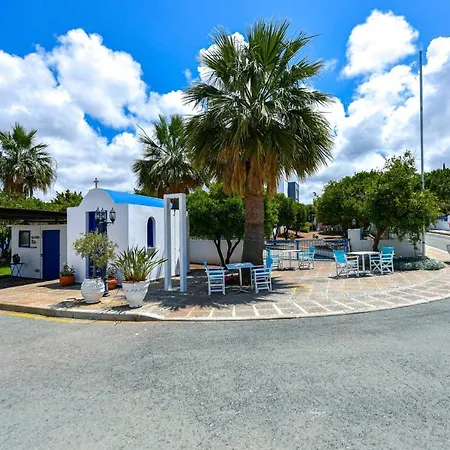 In Sleeps 6 Includes Swimming Pool Air Con And Wifi 1 6 7 Peyia
