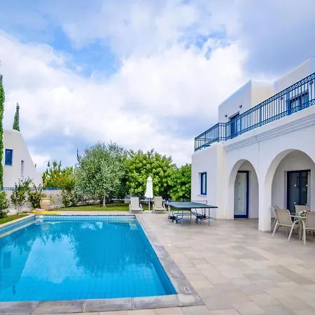 In Sleeps 6 Includes Swimming Pool Air Con And Wifi 1 6 7 Peyia