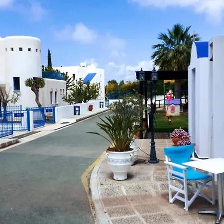 In Sleeps 6 Includes Swimming Pool Air Con And Wifi 1 6 7 Peyia